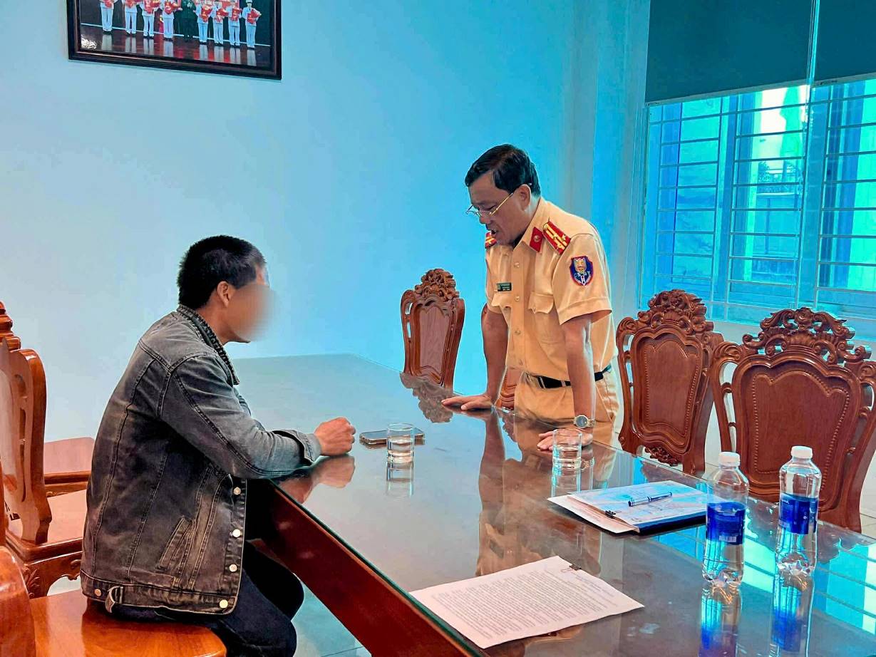 Cảnh sát giao thông xử phạt ông Lên. Ảnh: Công an Quảng Ngãi