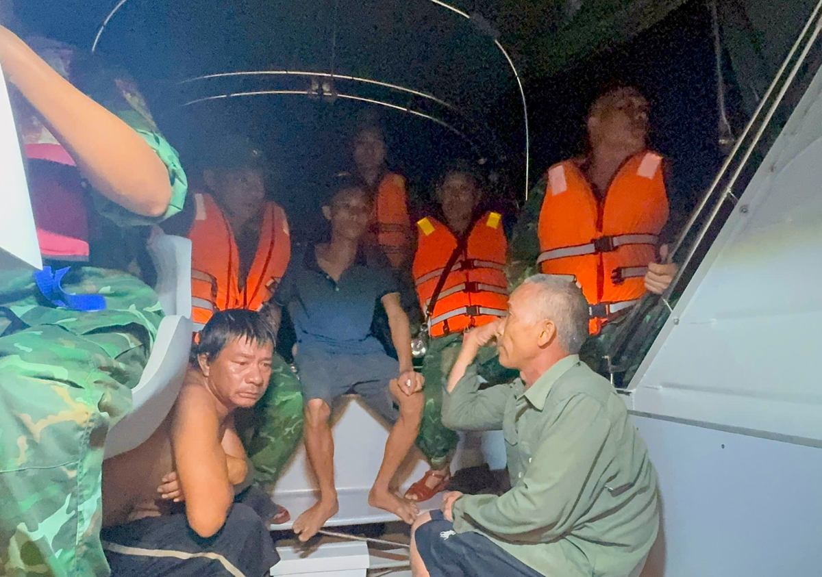 Officers and soldiers of Cat Hai Border Guard Station quickly approached the scene and rescued 3 crew members of the fishing boat in distress. Photo: Hai Phong Portal