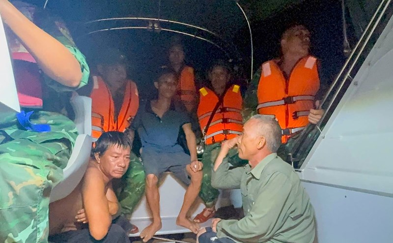 Officers and soldiers of Cat Hai Border Guard Station quickly approached the scene and rescued 3 crew members of the fishing boat in distress. Photo: Hai Phong Portal