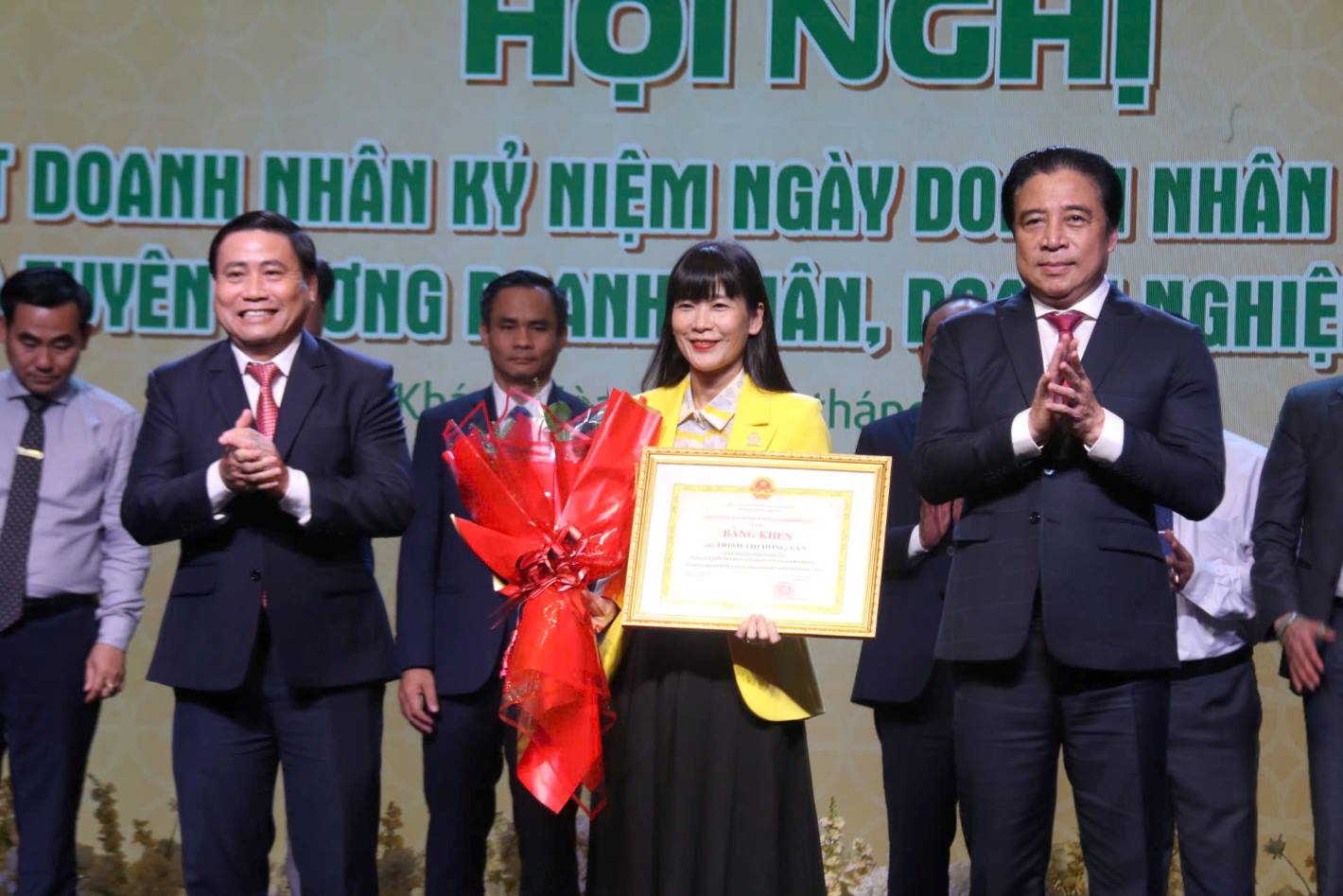 UBND tinh Khanh Hoa tang bang khen cho doanh nhan tieu bieu. Anh: Phuong Linh