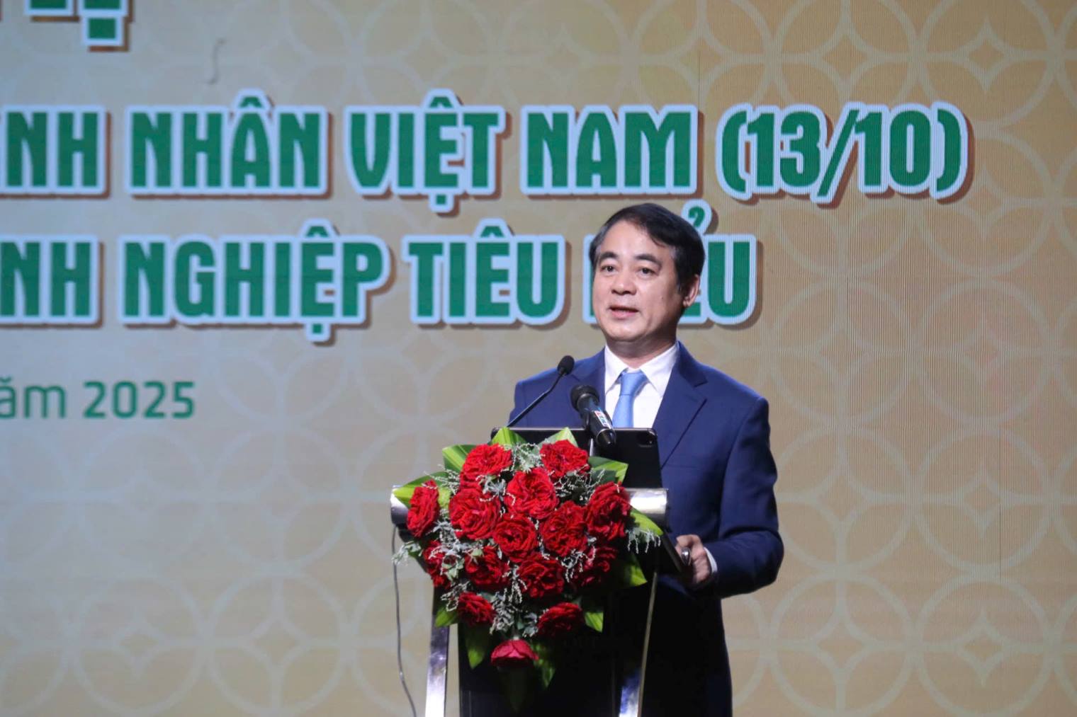 Mr. Nghiem Xuan Thanh - Secretary of Khanh Hoa Provincial Party Committee congratulated the businessmen and enterprises on Vietnam Entrepreneurs' Day. Photo: Phuong Linh
