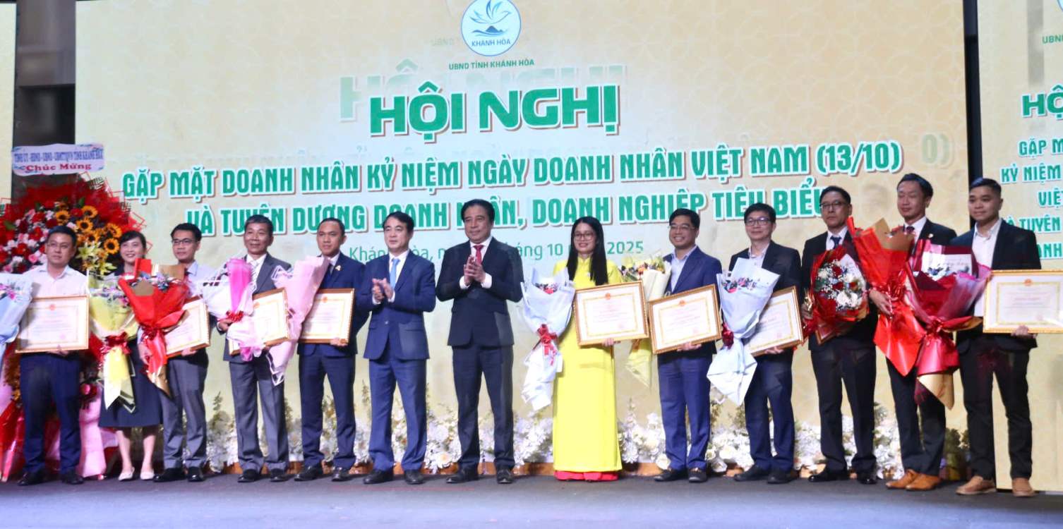 UBND tinh Khanh Hoa tang bang khen cho cac doanh nghiep tieu bieu. Anh: Phuong Linh