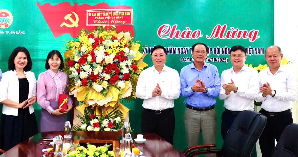 다낭시 베트남 조국전선 위원회는 지역 내 부대의 부서인 부서의 전통 기념일을 축하하기 위해 부서를 방문했습니다. 사진: 다낭 베트남 조국전선