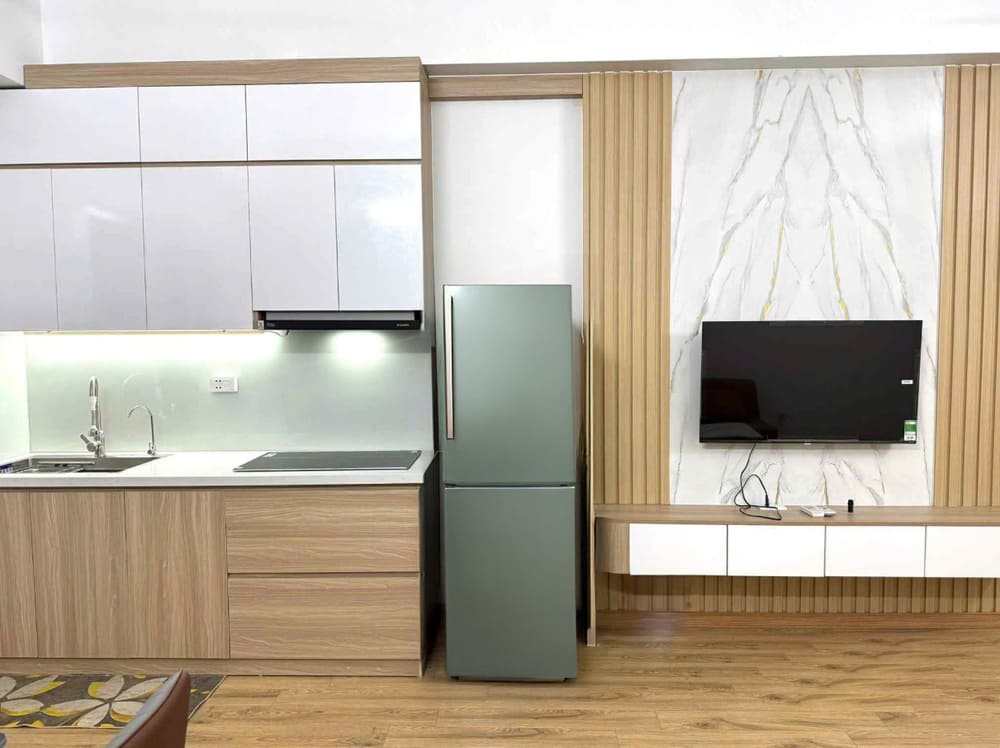 흰색 벽 페인트는 작은 아파트를 더 넓고 통풍이 잘 되도록 만들어줍니다. 사진: Huong Vu