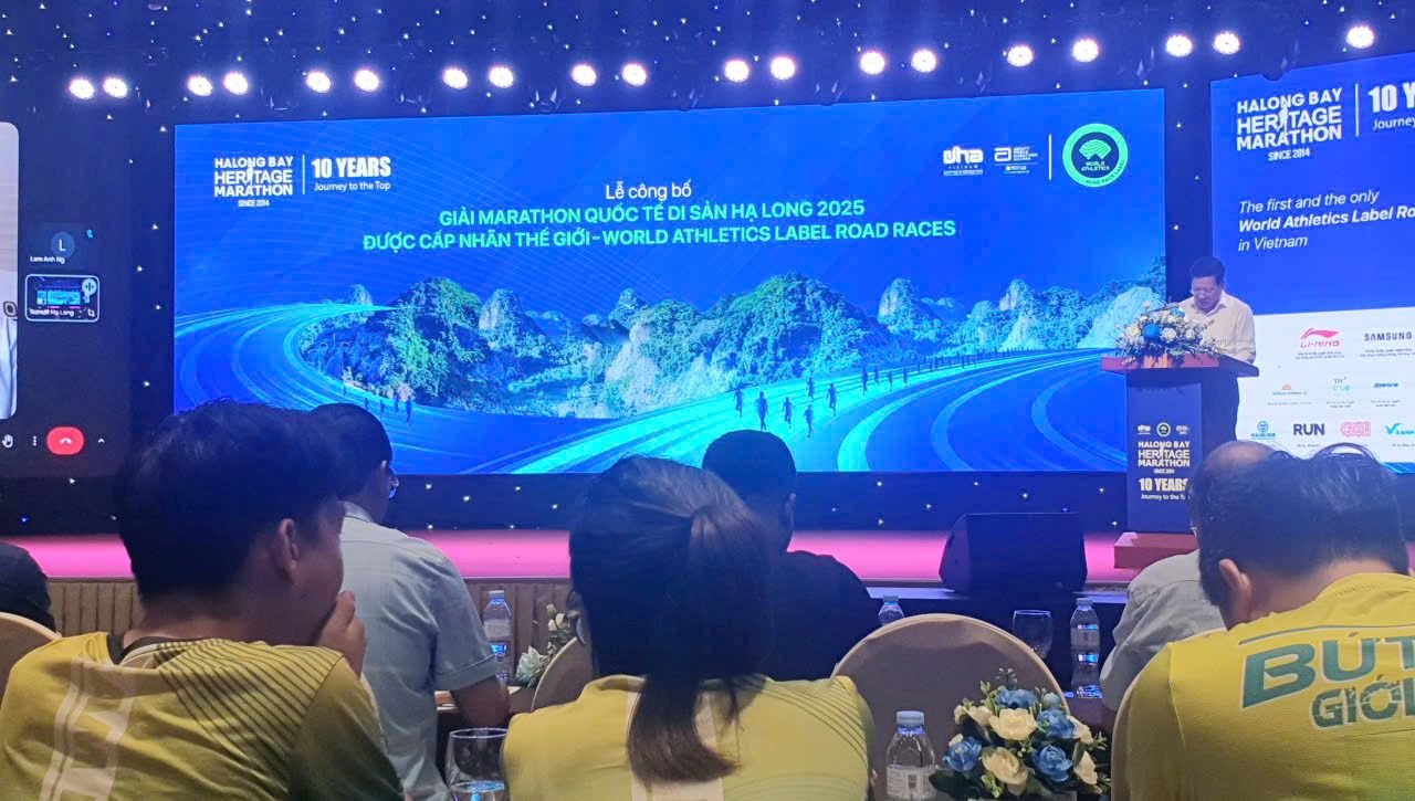 Le  cong bo Giai Marathon quoc te Di san Ha Long duoc Lien doan Dien kinh the gioi cap Nhan Giai chay bo thuoc he thong cua Lien doan Dien kinh the gioi. Anh: Nguyen Hung