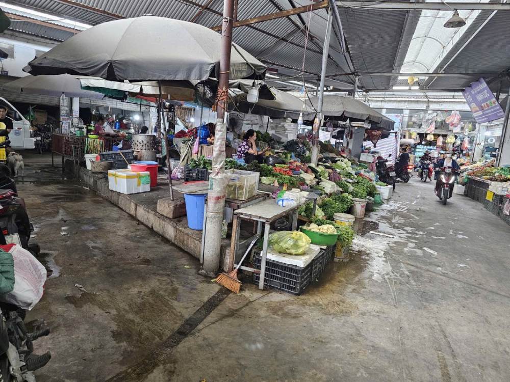 노동자들의 불만에 따르면 태풍 후 많은 종류의 채소 가격이 두 배로 올랐습니다. 사진: Mun 시장(하노이시 Thien Phuc 코뮌)에서 판매되는 채소. 사진: Bao Han