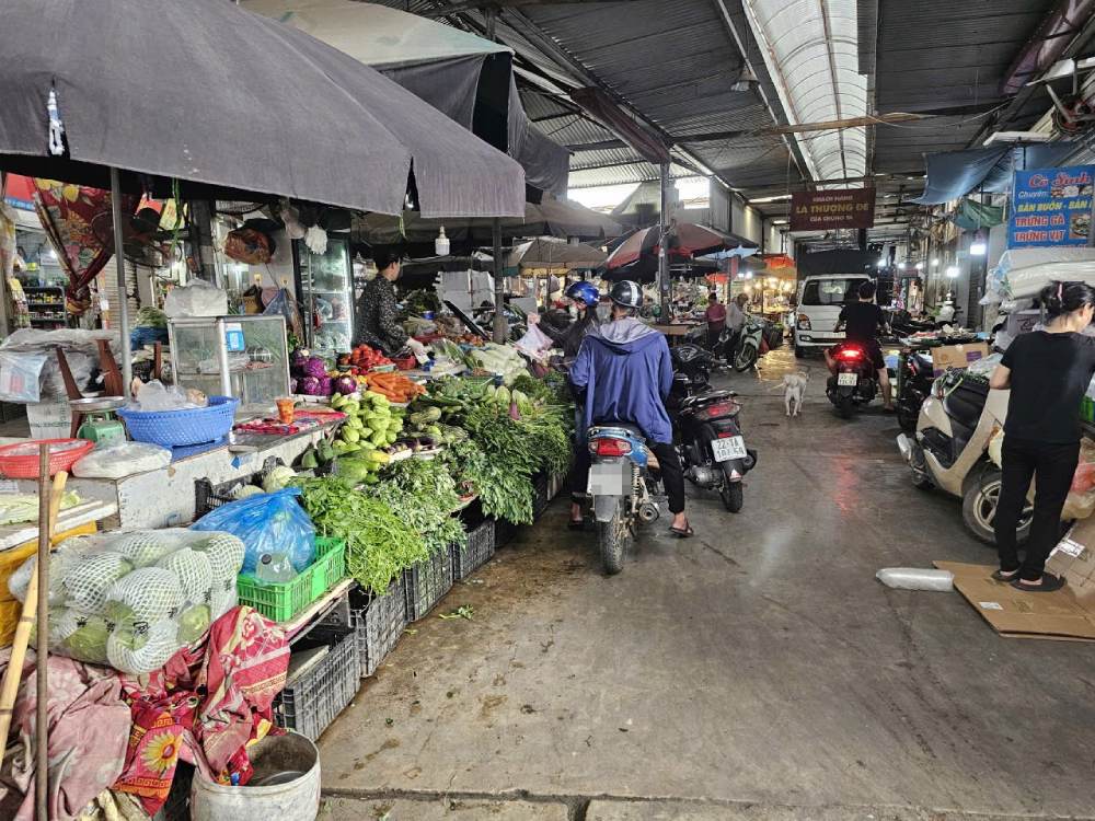 Theo phan anh cua cong nhan, gia nhieu loai rau xanh tang gap doi sau bao. Trong anh: Rau xanh bay ban tai cho Mun (xa Thien Phuc, Thanh pho Ha Noi). Anh: Bao Han