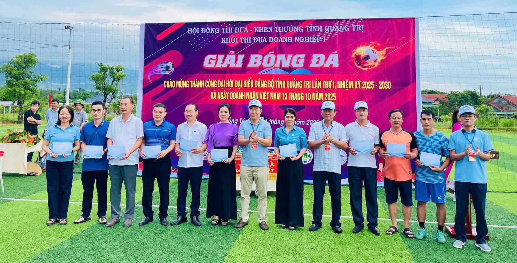 Trao cac phan qua ho tro den cac hoan canh kho khan. Anh: Thanh Dung