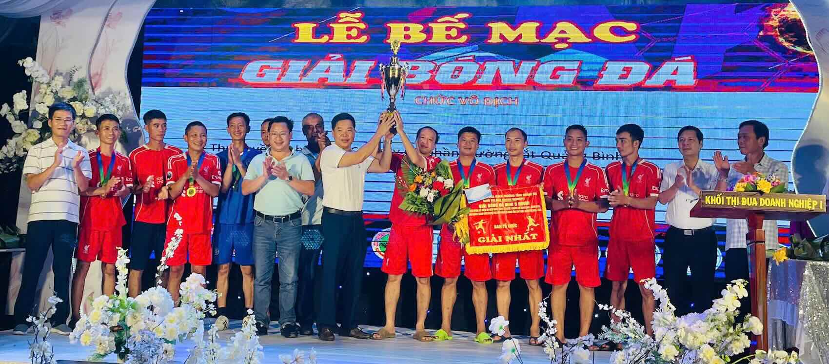 Cong ty Co phan Duong sat Quang Binh gianh giai nhat giai dau. Anh: Thanh Dung