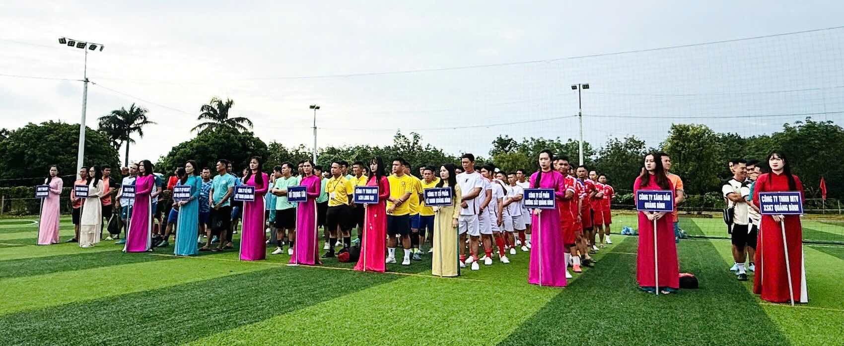 100명 이상의 선수들이 Quang Tri 지방 기업 1 경쟁 블록 축구 대회에 참가했습니다. 사진: Thanh Dung