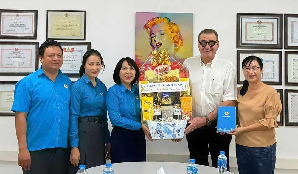 Lideres de la Federacion Laboral de la ciudad de Da Nang visitan y felicitan a las empresas el 13 de octubre Foto: An Nhien