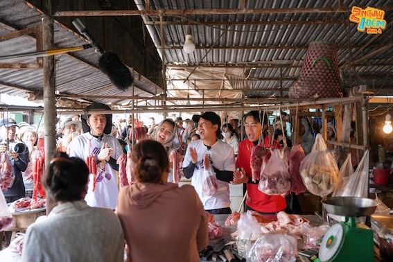 Cac nghe si “2 ngay 1 dem” cung nhau lam bua tiec dam chat mien Tay. Anh: Nha san xuat.