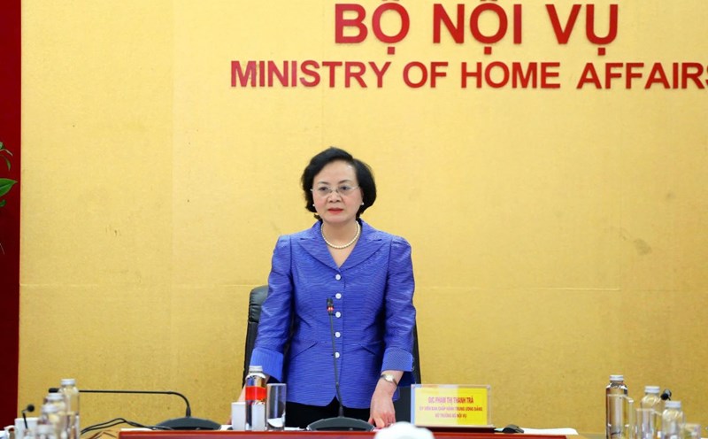 Minister of Home Affairs Pham Thi Thanh Tra set a deadline for completing the plan to reorganize public service units. Photo: Tong Giap