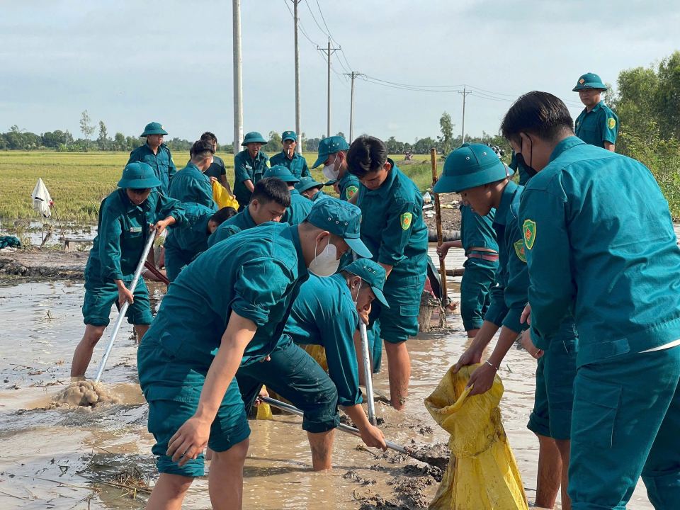 Ngay sau khi su co xay ra, chinh quyen xa Tan Hung da huy dong luc luong dan quan, Cong an va nguoi dan dia phuong nhanh chong co mat de khac phuc. Anh: Duy Minh
