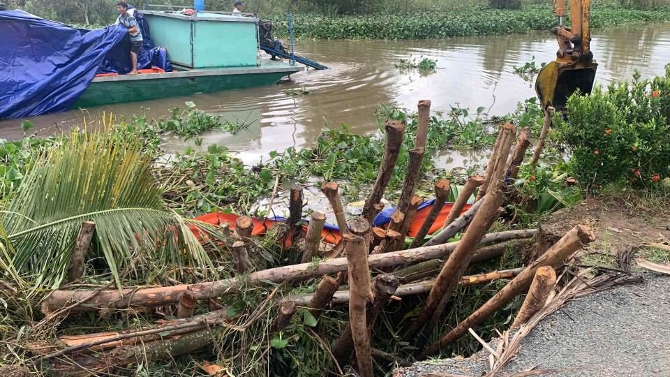 Nho su phoi hop khan truong va no luc cua cac luc luong, den trua cung ngay, mieng cong da duoc bit tam thoi. Anh: Duy Minh