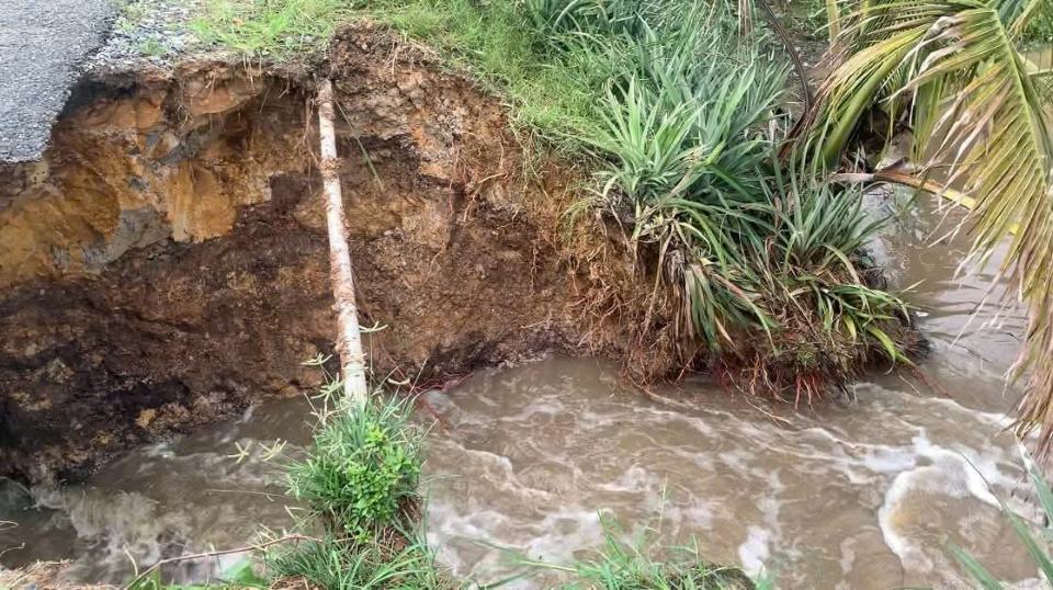 Under the pressure of strong water flows, the soil in the sewers is dug up, and water quickly overflows into the agricultural land area. Photo: Duy Minh