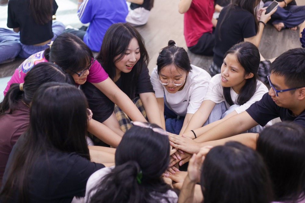 An activity for students of High School Help Kit. Photo: QT