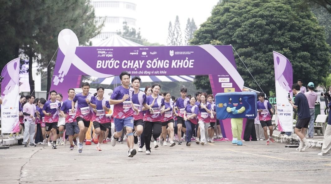 Sinh viên DH Ngân Hang tham gia chương trinh _Bước Chay Sống Khoe