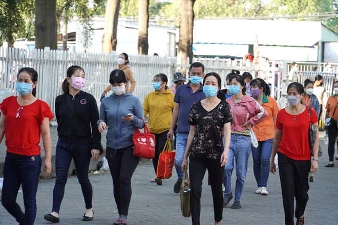 Gio vao ca cua nguoi lao dong tai mot doanh nghiep gia cong giay tai phuong Bien Hoa, tinh Dong Nai. Anh tu lieu: HAC