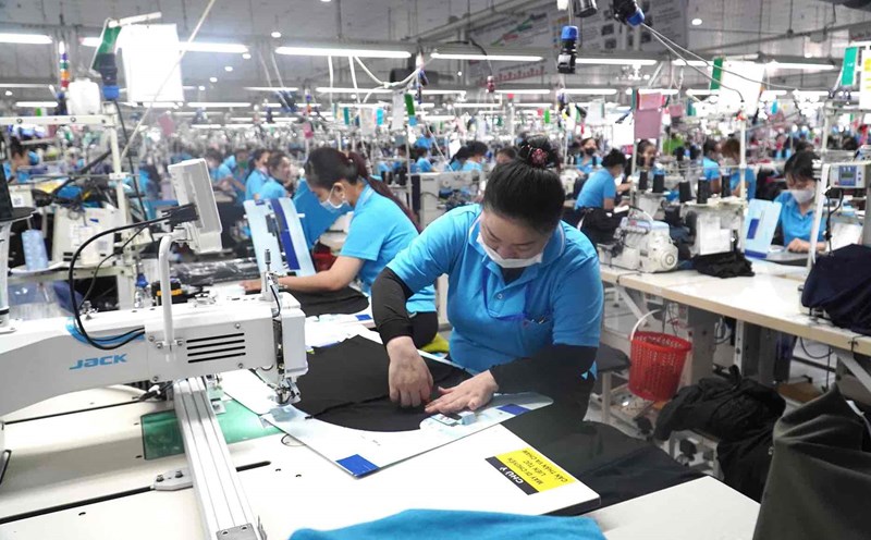 Workers are producing at Amata Industrial Park, Long Binh Ward, Dong Nai Province. Photo: HAC