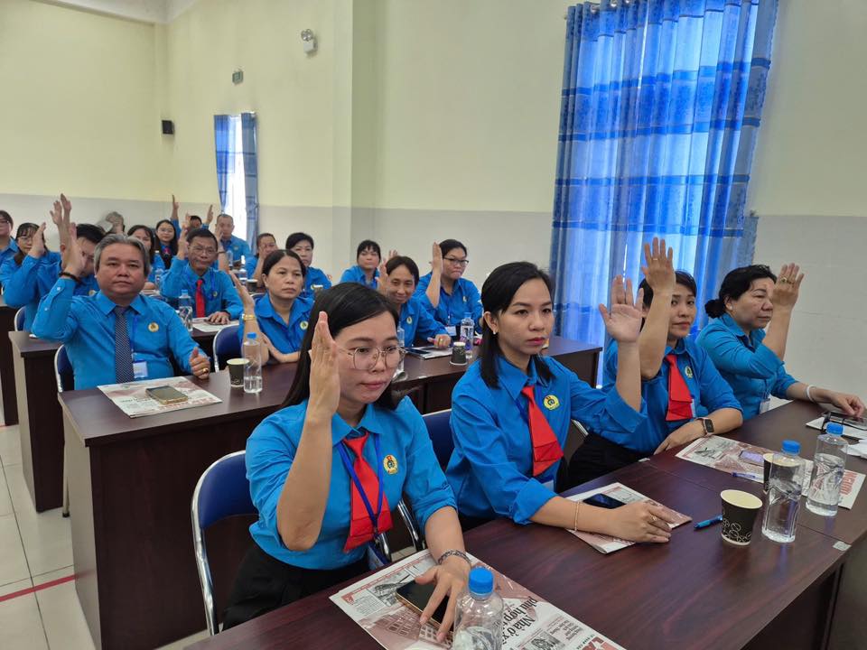 2025-2030 임기 동안 제1차 호치민시 Tan Tao 구 노동조합 대표 회의에서 매년 300명의 노동조합원을 개발한다는 목표를 표결로 통과시켰습니다. 사진: Duc Long