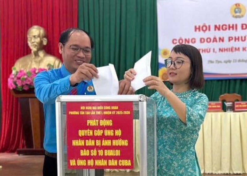 Cac dai bieu tham gia hoi nghi da dong gop ung ho nhan dan bi thiet hai do bao so 10 va nhan dan Cuba. Anh: Duc Long