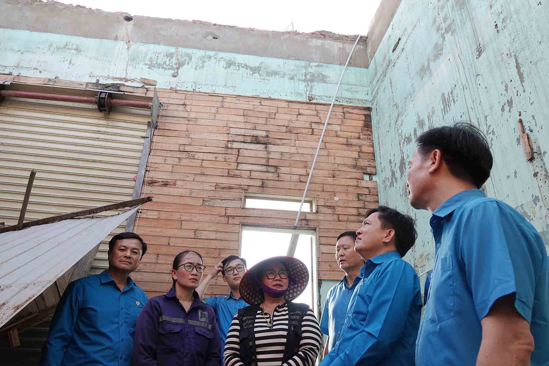 Mme Yen (deuxieme a partir de la gauche) ecoute les cadres syndicaux encourager lorsqu'une maison est endommagee ou arrachee par la tempete n° 10. Photo : Tran Tuan.