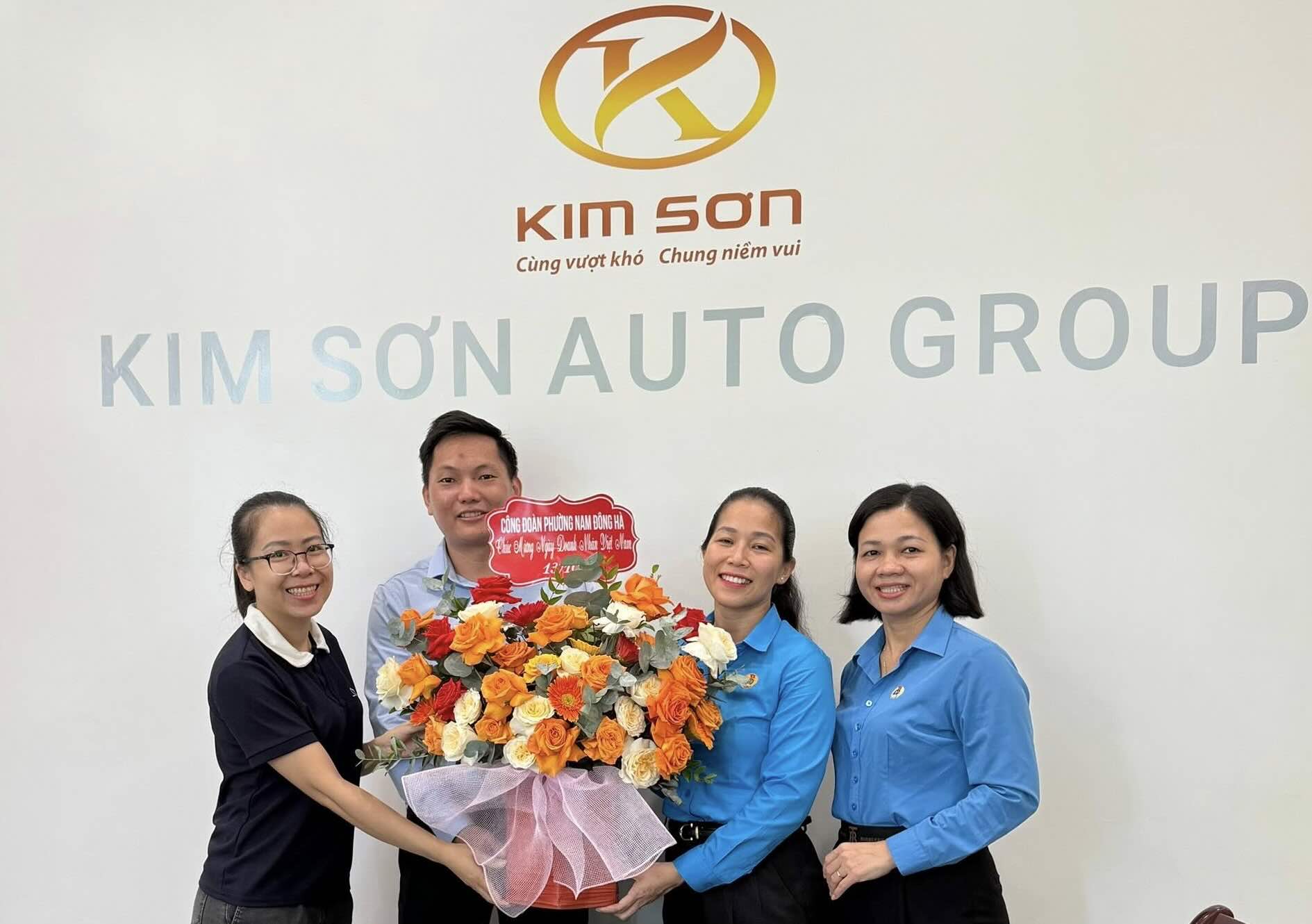 남동하(Nam Dong Ha) 동 노동조합은 지역에서 운영 중인 일부 브리다 기업 브리다 생산 시설 사업체를 방문하여 축하했습니다. 사진: 남동하(Nam Dong Ha) 노동조합