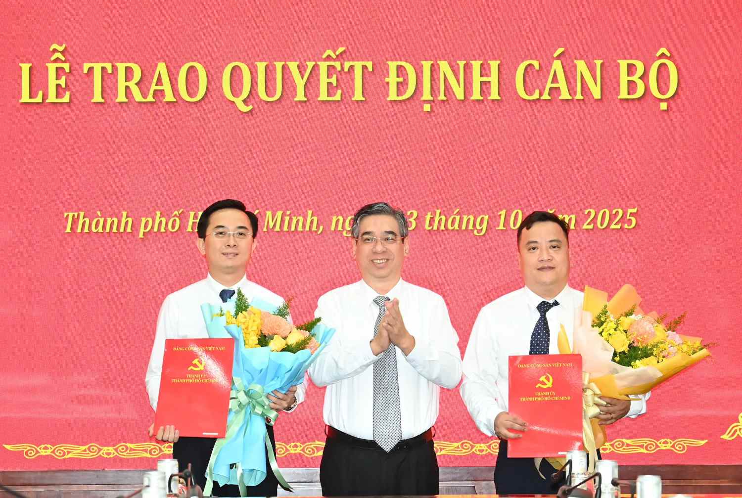 Deputy Secretary of the City Party Committee, Chairman of the Vietnam Fatherland Front Committee of Ho Chi Minh City Nguyen Phuoc Loc presented the decision to Mr. Dinh Xuan Hai (right cover) and Mr. Tran The Thong (left cover). Photo: Viet Dung
