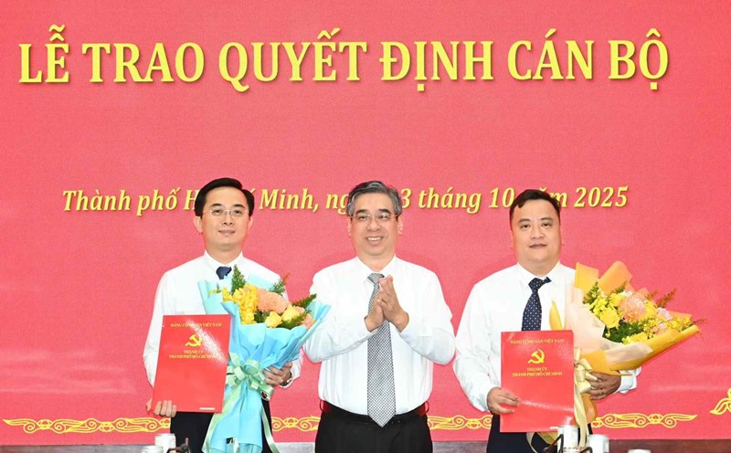 Deputy Secretary of the City Party Committee, Chairman of the Vietnam Fatherland Front Committee of Ho Chi Minh City Nguyen Phuoc Loc presented the decision to Mr. Dinh Xuan Hai (right cover) and Mr. Tran The Thong (left cover). Photo: Viet Dung