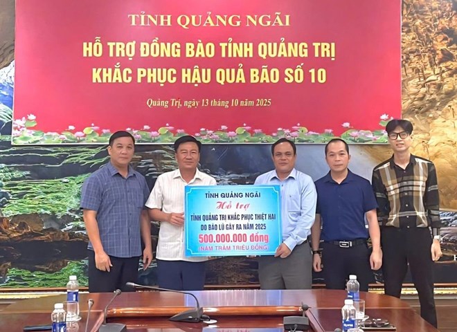 Quảng Ngãi trao 500 triệu đồng hỗ trợ nhân dân tỉnh Quảng Trị khắc phục hậu quả bão lụt
