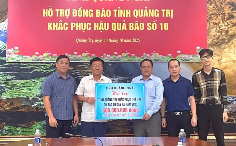 Mr. Ho Ngoc Thinh - Vice Chairman of the Vietnam Fatherland Front Committee of Quang Ngai province (3rd from right) presented 500 million VND to support people in Quang Tri province to overcome the consequences of storms and floods. Photo: Quang Ngai Front