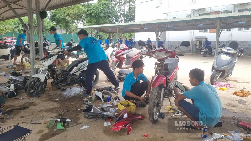 Nhom sua xe mien phi ho tro nguoi dan Thai Nguyen. Anh: Viet Bac