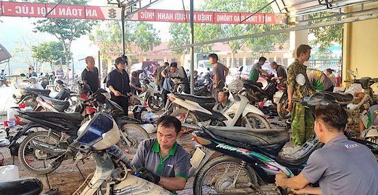 Les habitants des zones inondees de Lang Son sont autorises a reparer gratuitement leurs motos. Photo : NVCC