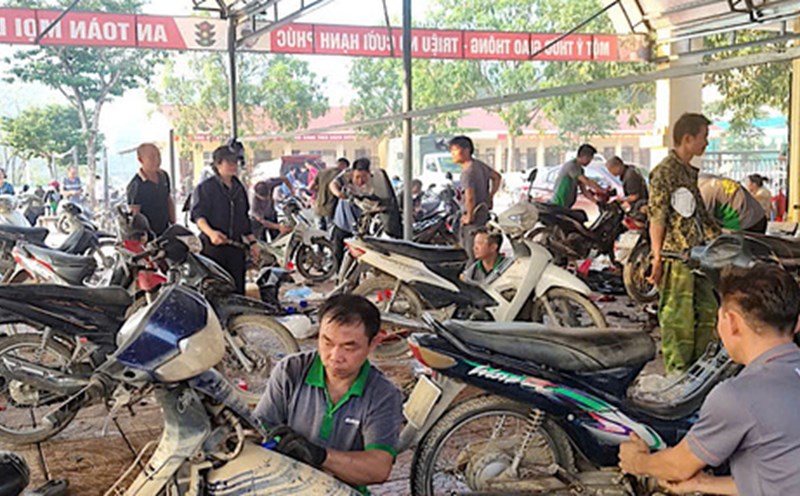 People in the flooded area of Lang Son are allowed to repair motorbikes for free. Photo: NVCC