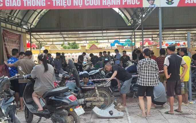 Nhung chiec xe may hu hai sau lu xep hang cho duoc sua chua. Anh: NVCC