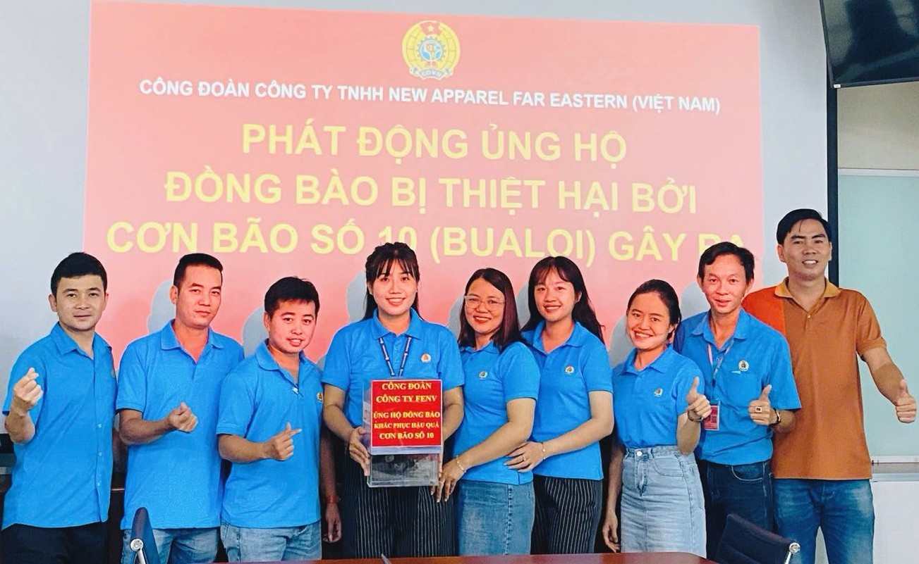 동나이의 기초 노동조합이 폭풍우 피해를 입은 동포를 지원하기 위해 기부금을 모금하고 있습니다. 사진: CDCS 제공