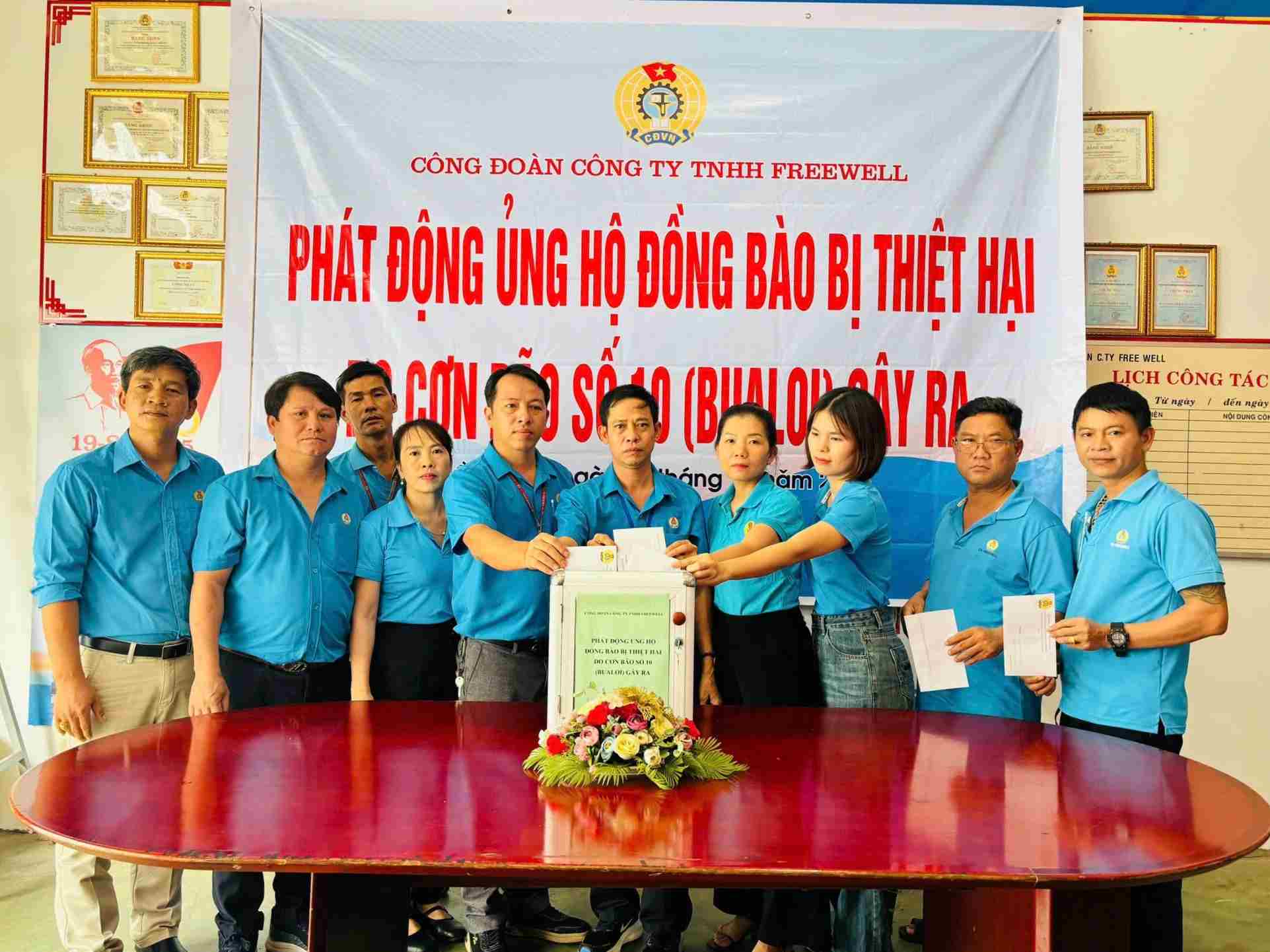 Can bo cong doan, doan vien, lao dong o Cong ty TNHH Freewell quyen gop ho tro dong bao bi bao lu. Anh: CDCS cung cap