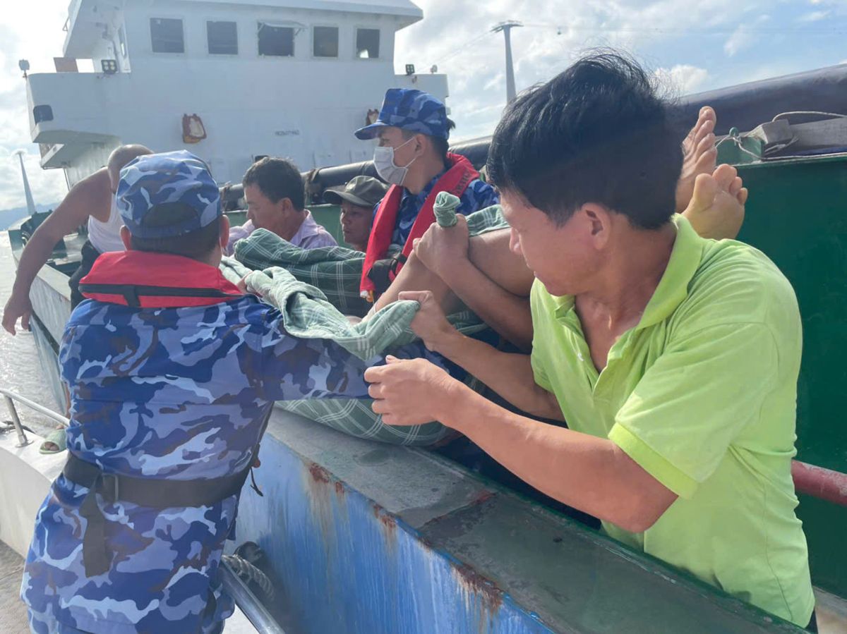 The Coast Guard Region 1 Command supported the rescue of crew members of a cargo ship that suffered a stroke at sea in Hai Phong. Photo: Vietnam Police