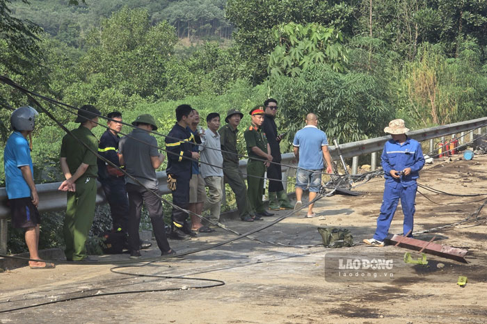 Lanh dao UBND tinh Lao Cai cung cac don vi co mat tai hien truong de chi dao xu ly. Anh: Van Duc