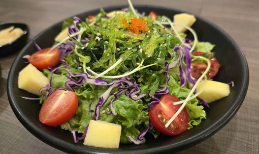 Salad táo rong biển trứng tôm là món ăn khai vị nhẹ nhàng cho bữa cơm đầu tuần. Ảnh: Tuấn Đạt