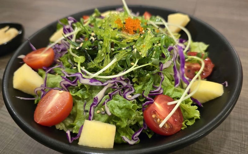 Shrimp egg seaweed salad is a light appetizer for the first meal of the week. Photo: Tuan Dat