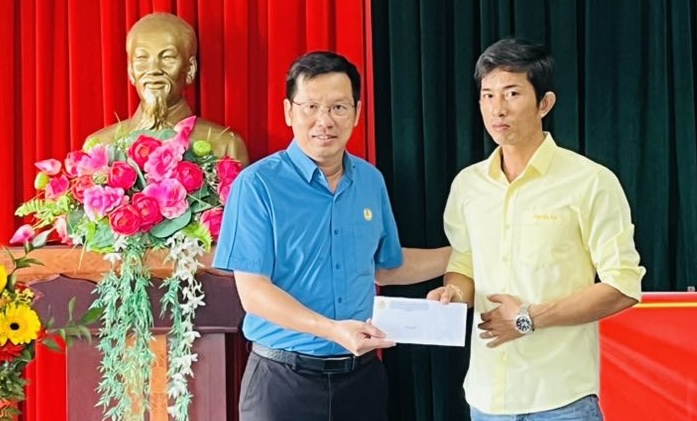 LDLD tinh Quang Tri da trao qua ho tro cho doan vien, nguoi lao dong bi anh huong bao so 10. Anh: Cong doan Quang Tri