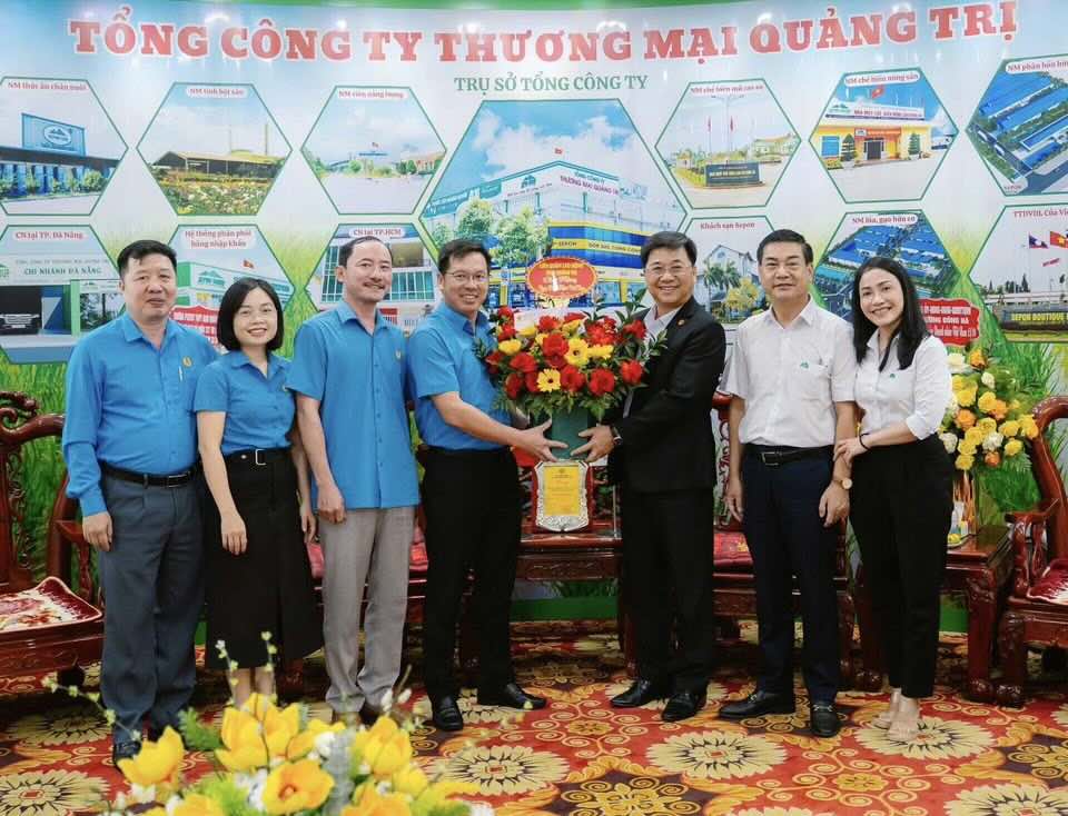 꽝찌성 노동총연맹은 버스 지역 기업을 방문하여 축하하고 노동자들의 권익 보호를 위해 계속 동행하기를 희망합니다. 사진: 꽝찌 노동조합