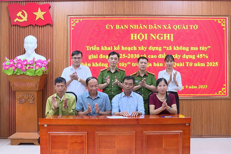 Cac don vi xa Quai To ky cam ket trien khai ke hoach xay dung “xa khong ma tuy“. Anh: Cong an Dien Bien