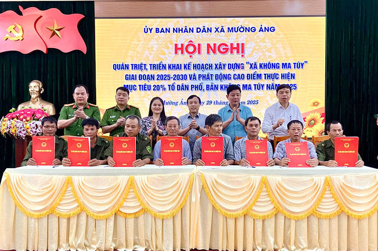 Representatives of residential groups, villages, and security groups of Muong Ang commune, Dien Bien province signed a commitment to build a "Drug-free residential group, village" in 2025. Photo: Muong Ang Commune
