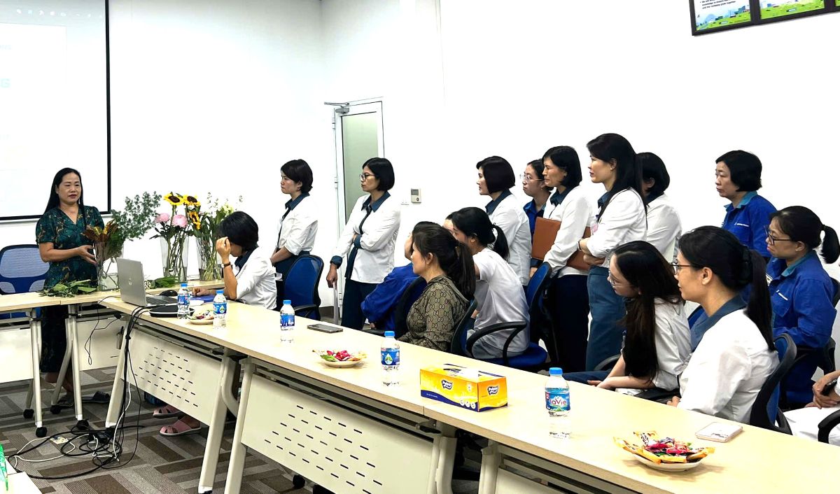 Nghe nhan huong dan nguoi lao dong kien thuc co ban ve nghe thuat cam hoa nhu bo cuc, mau sac, y nghia cua tung loai hoa... Ảnh: Thanh Nga