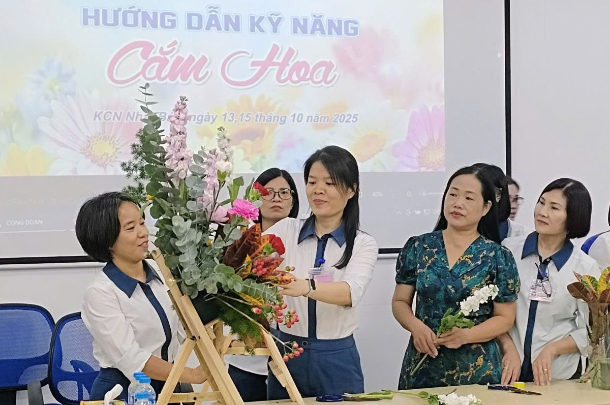 노동자 Nichias 하이퐁 유한회사가 꽃꽂이를 하고 있습니다. 사진: Thanh Nga