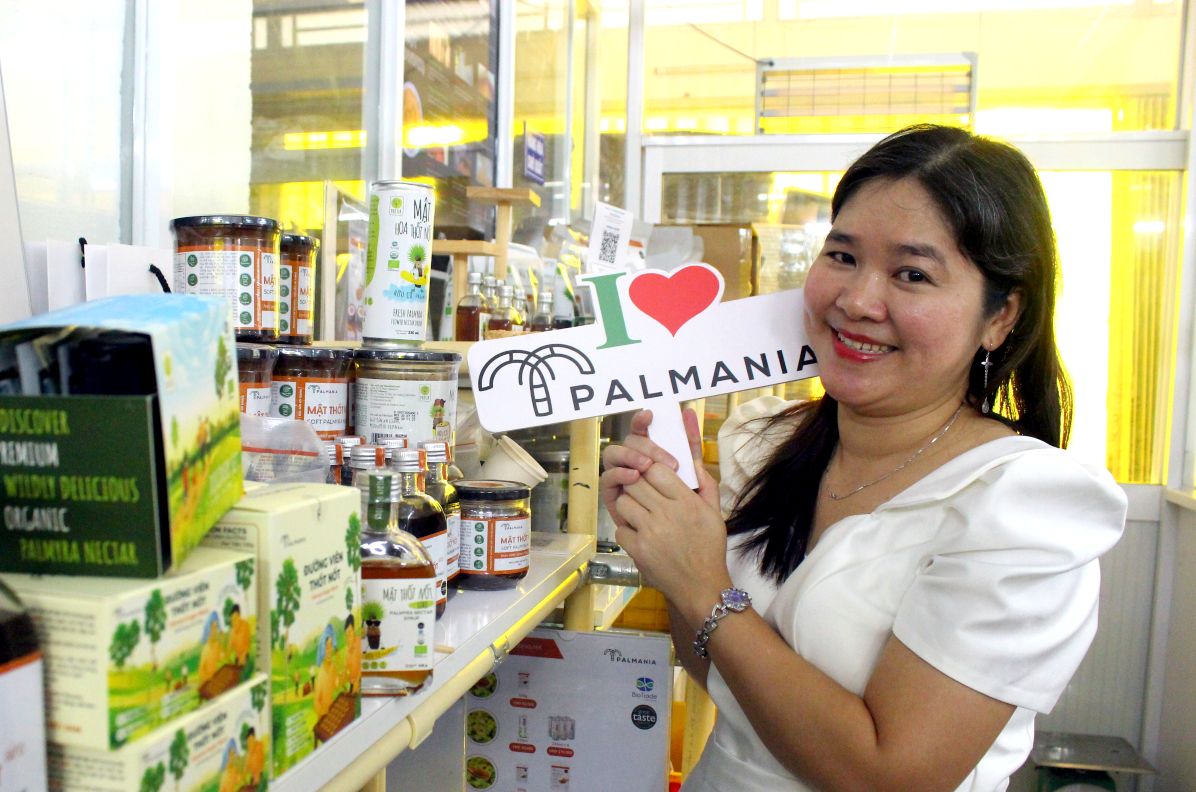 Khong chi da dang san pham, co gai Khmer nay con thuong xuyen tham gia cac hoi thao, hoi cho de ghi nhan, hoc hoi, tich luy kinh nghiem de dieu chinh san pham ngay tiem can voi nhu cau khach hang. Anh: Thanh Mai