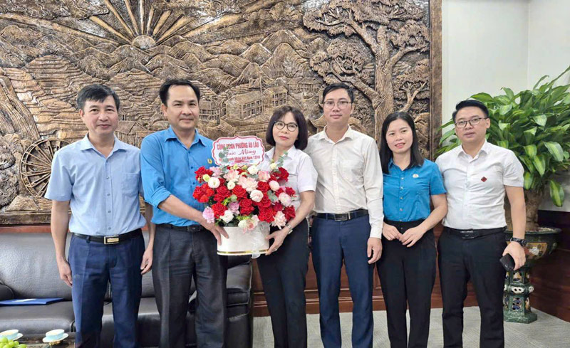 Cong doan phuong Au Lau tang hoa chuc mung Cong ty TNHH Thuong mai Thuy Ngan nhan ngay Doanh nhan Viet Nam. Anh: Minh Duc  